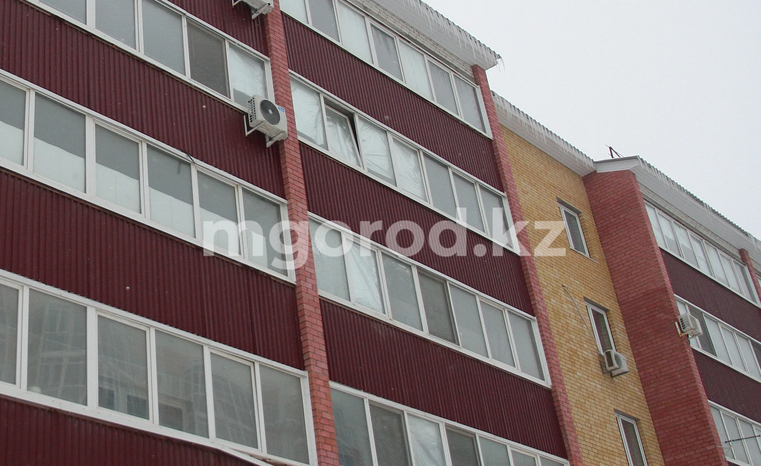 Двое детей выпали из окон пятого этажа в Актобе