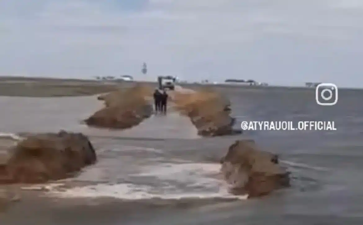 Перелив воды произошел на трассе Уральск-Атырау