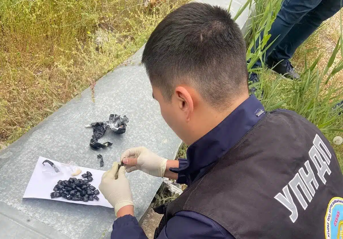 В Атырау пытались сбыть килограмм синтетических наркотиков