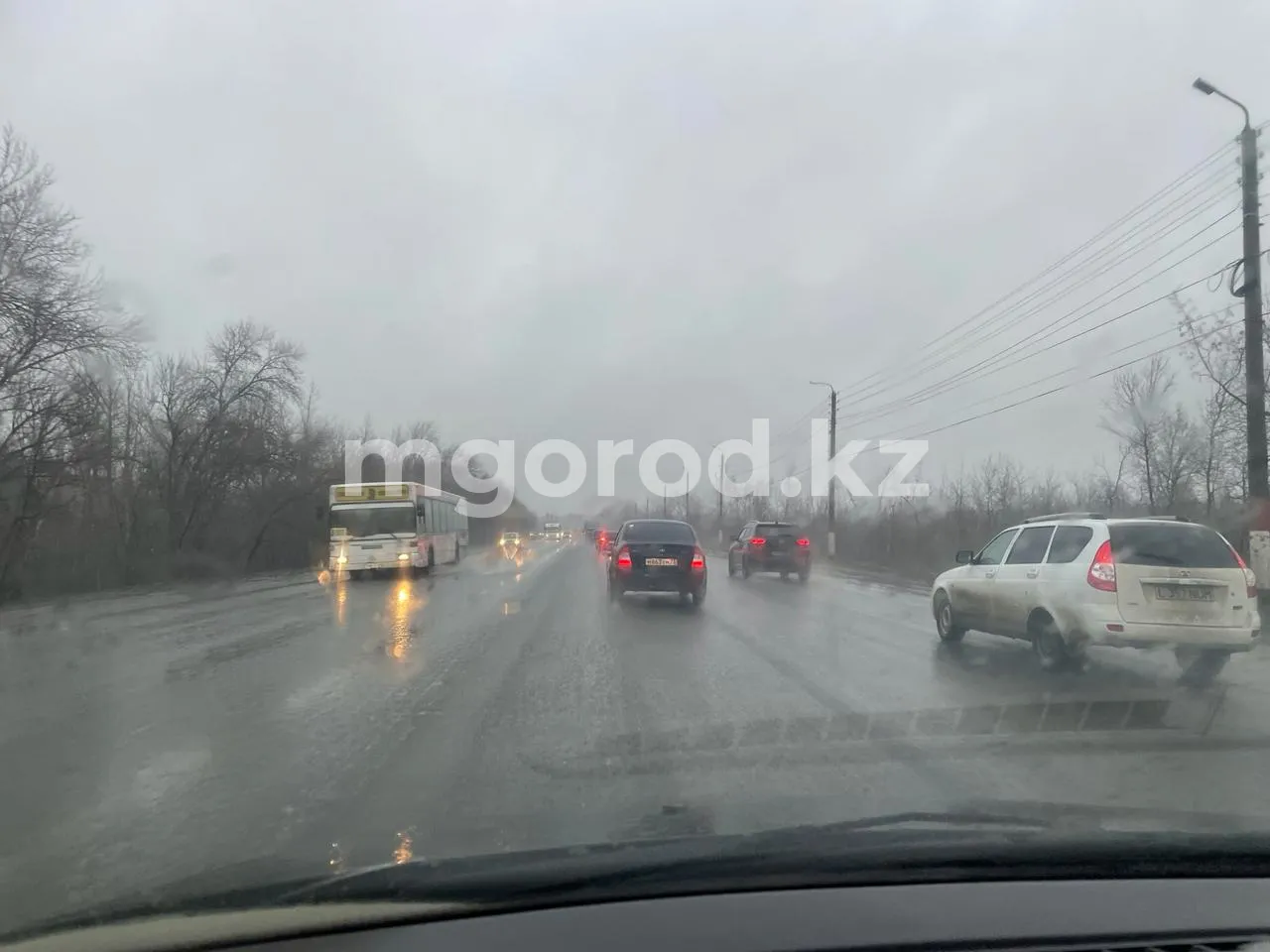 В Атырауской области объявлено штормовое предупреждение: жителей просят не выезжать в дорогу