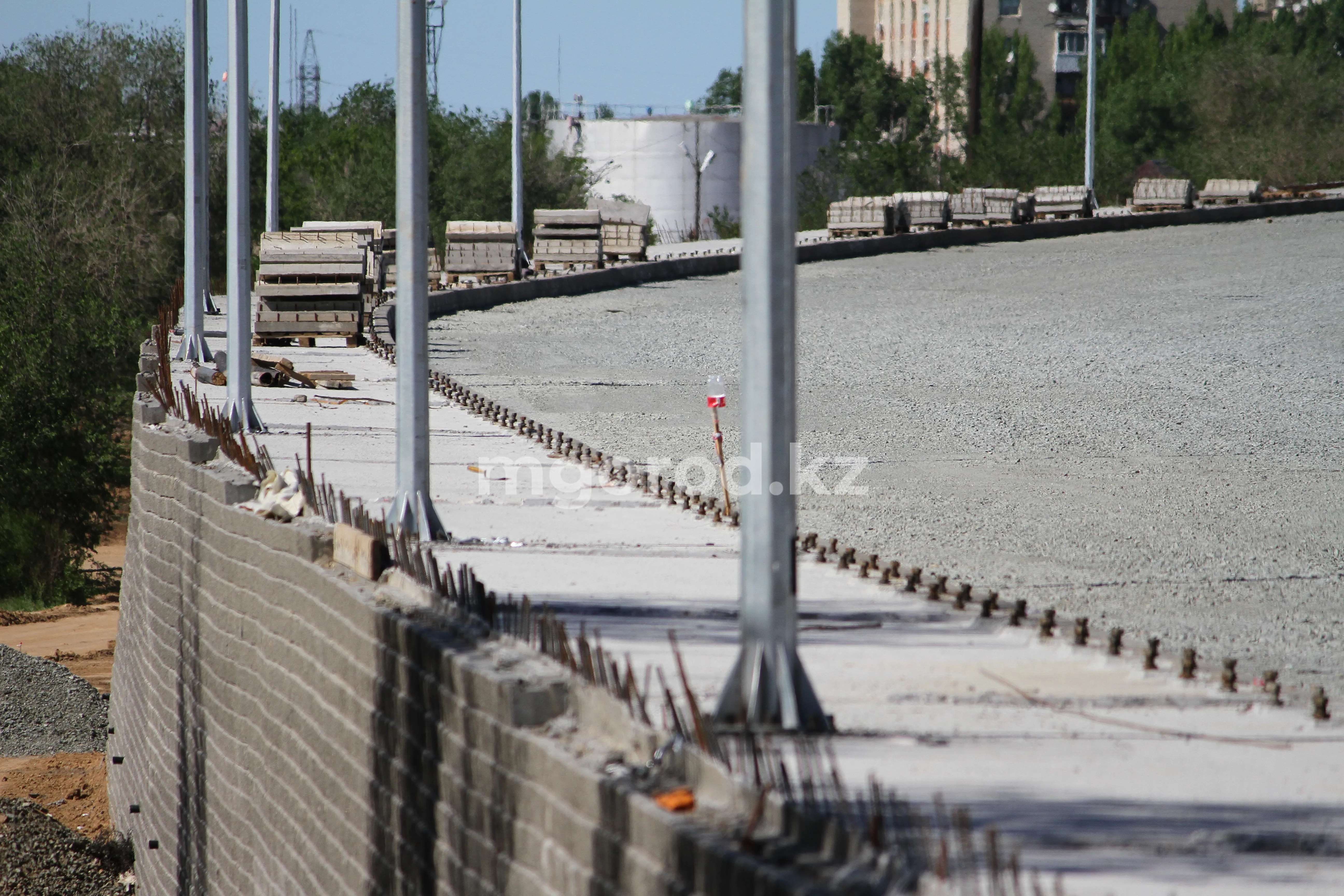 Расширить мост вдоль трассы предложили в Атырау