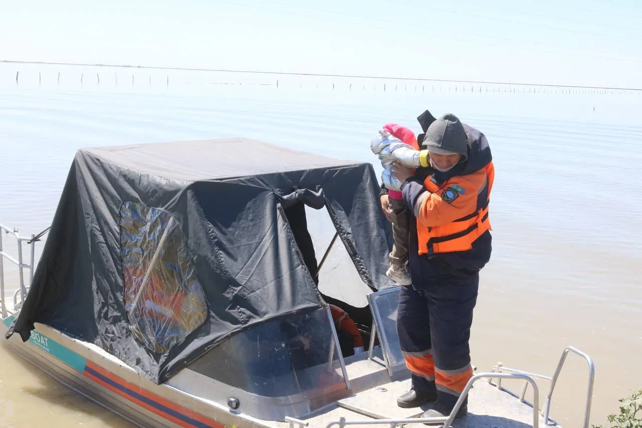 Из-за паводка сельчан в Атырауской области перевозят на лодках