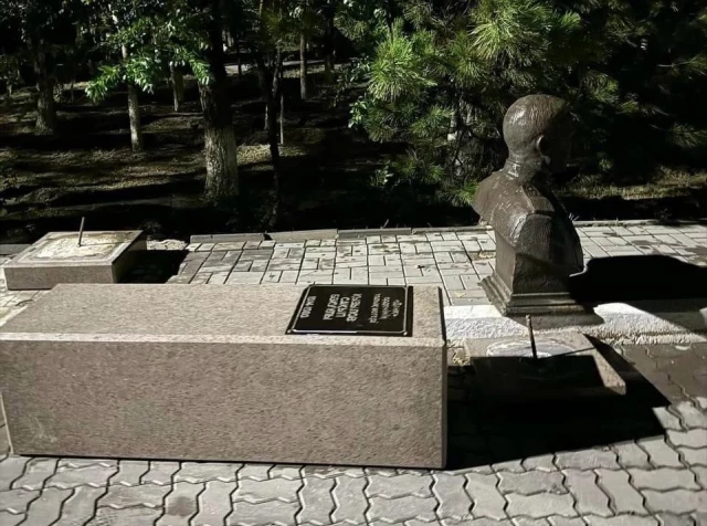 Памятник упал на девочку в Атырау: полиция ищет свидетелей