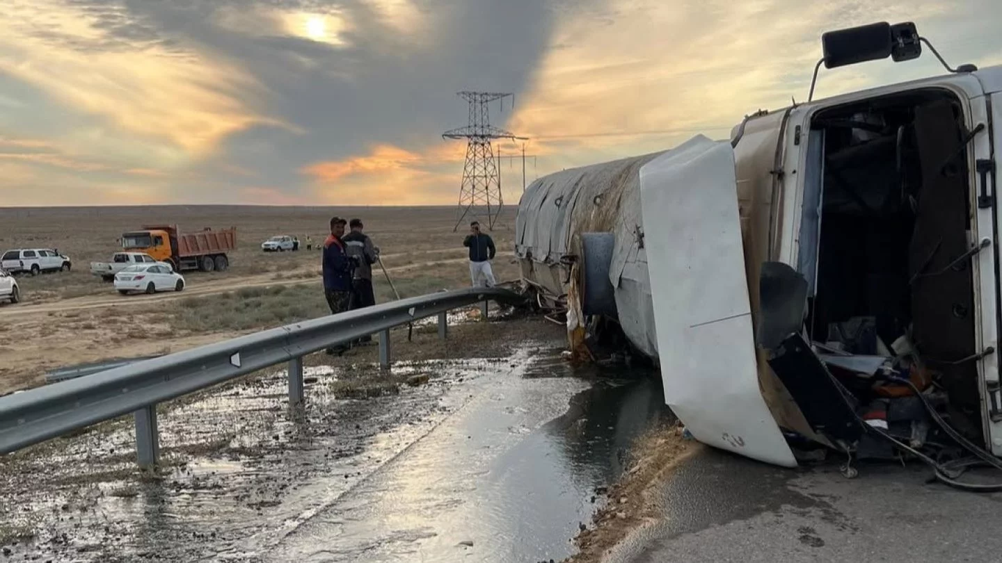 Грузовик с нефтепродуктами перевернулся в Мангистауской области 📷