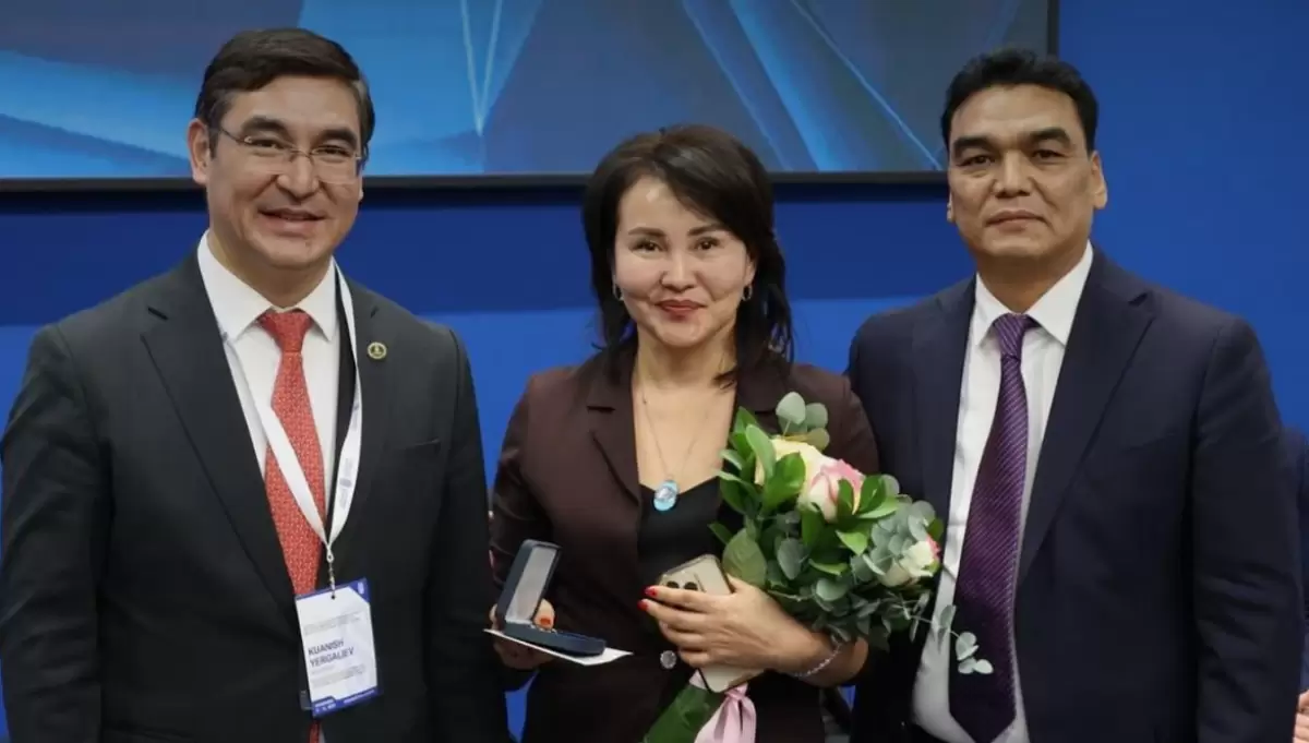 Глава RnD-проектов Allur Айгуль Ахметова получила медаль за вклад в развитие образования и науки