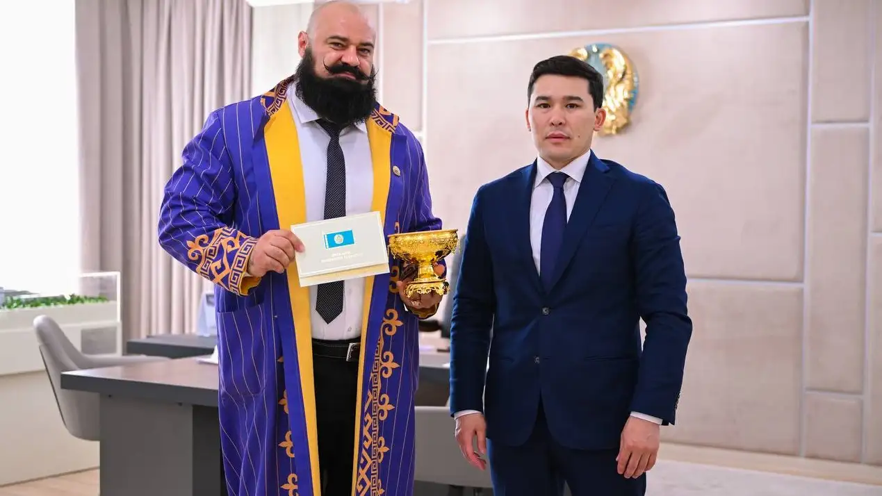 Токаев поздравил популярного в соцсетях казахстанского силача