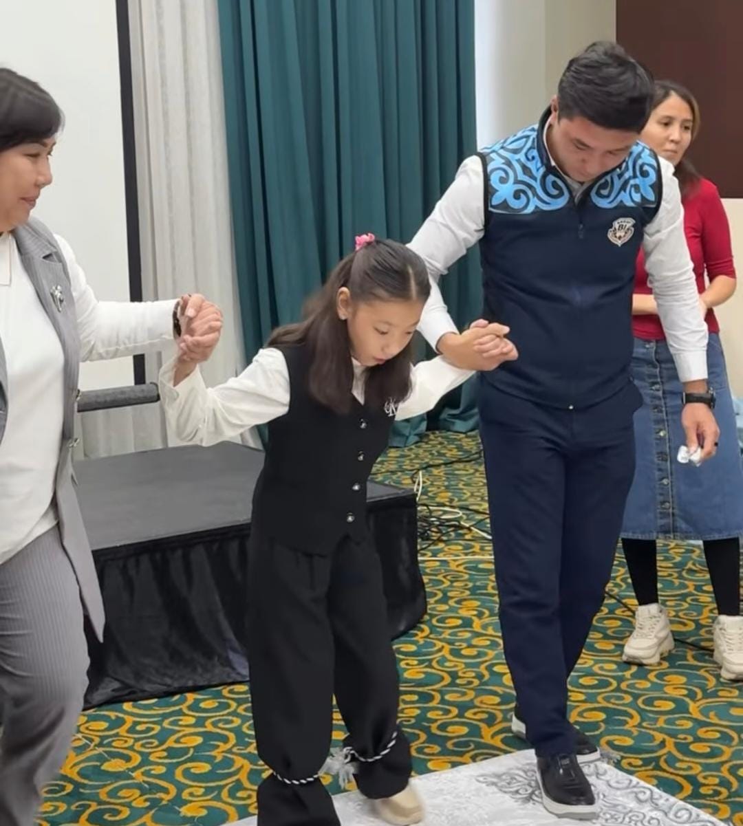 11-летней девочке впервые провели обряд «Тұсау кесу» в Атырау