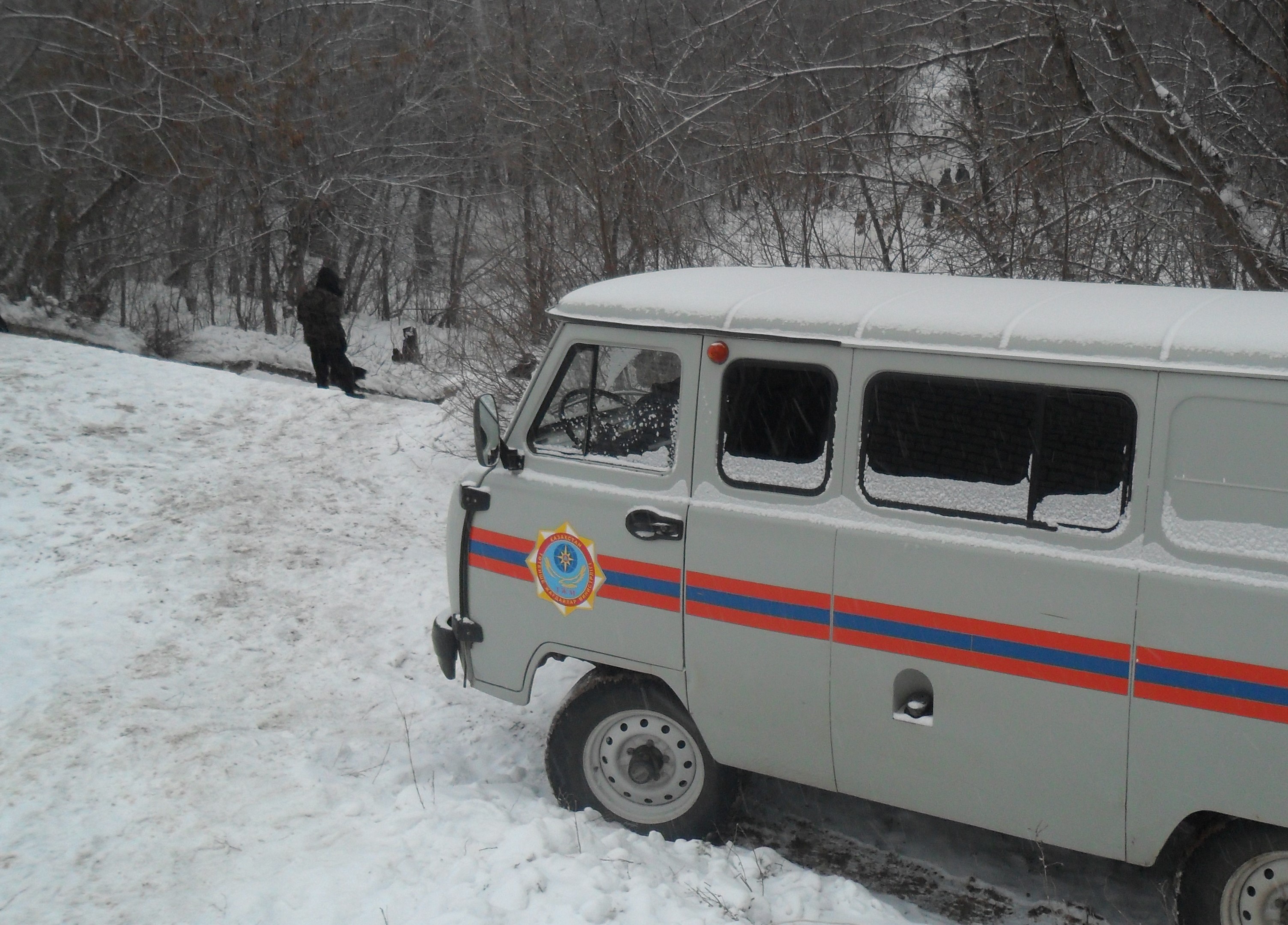 Мужчина на снегоходе провалился под лёд в ЗКО