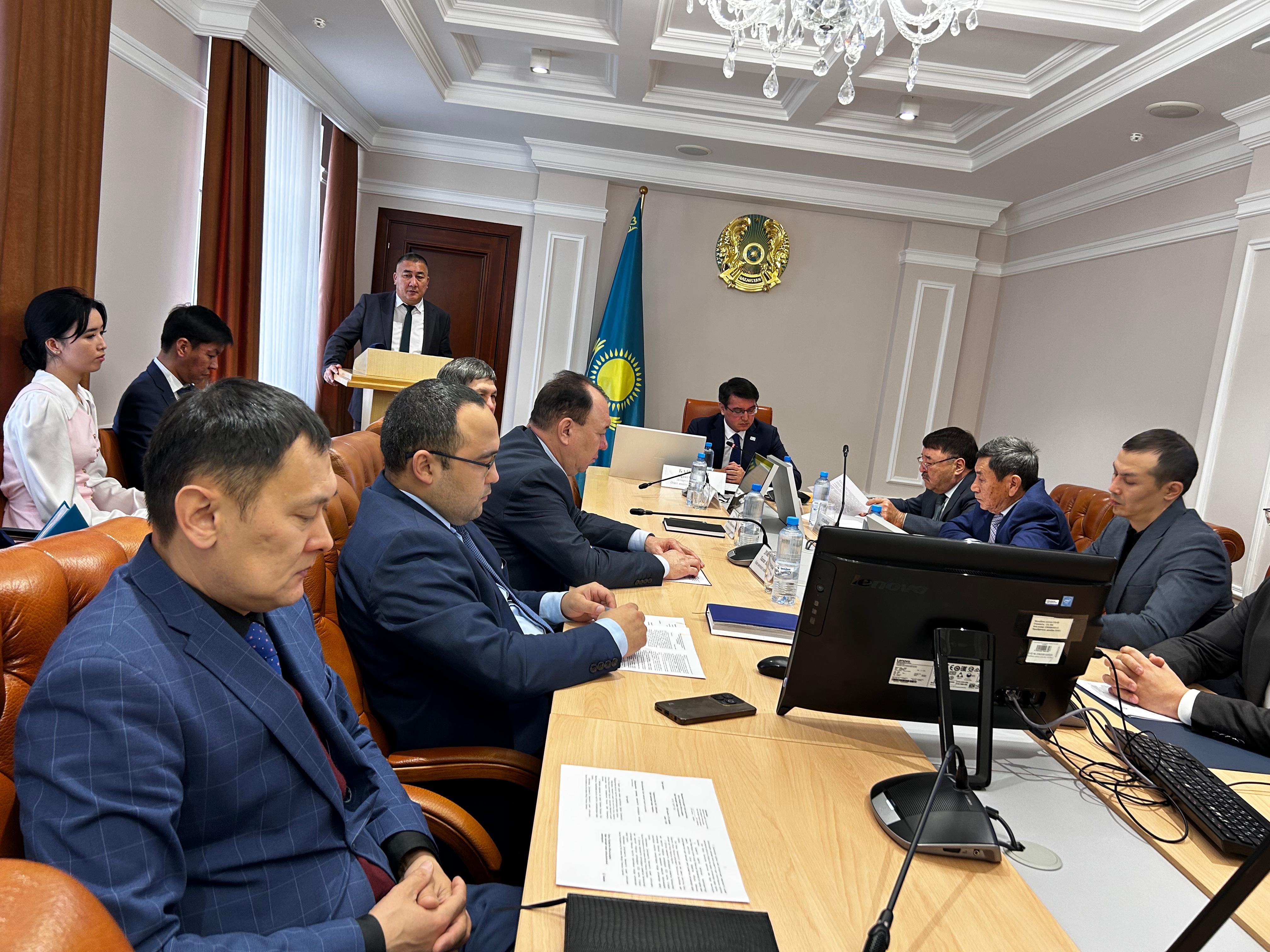 БҚО-да қоғамдық орында ішімдік ішіп, полицияға ұсталған мемлекеттік қызметкер тәртіптік жазаға тартылды