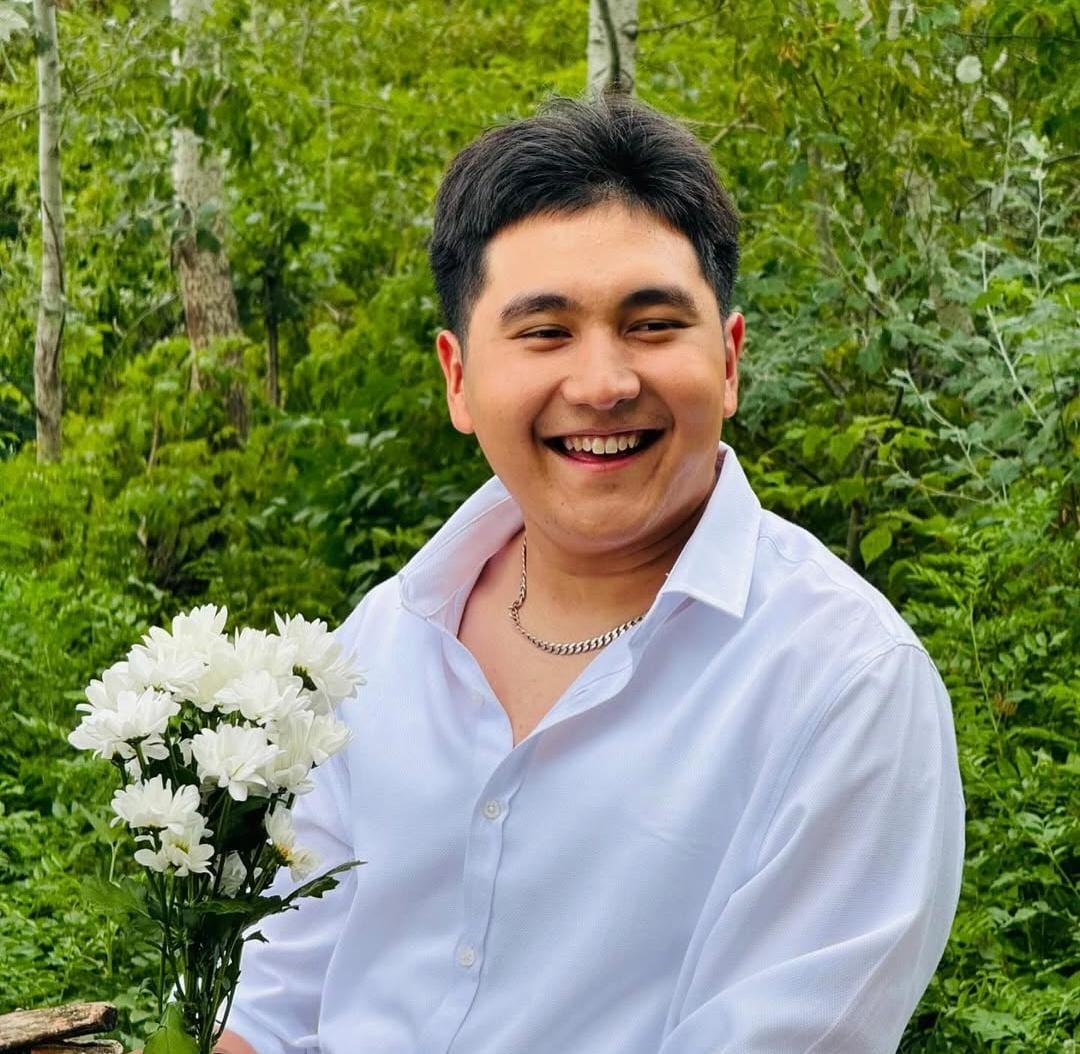 «Дарите женщинам цветы»: популярный певец из ЗКО поддержал акцию полицейских