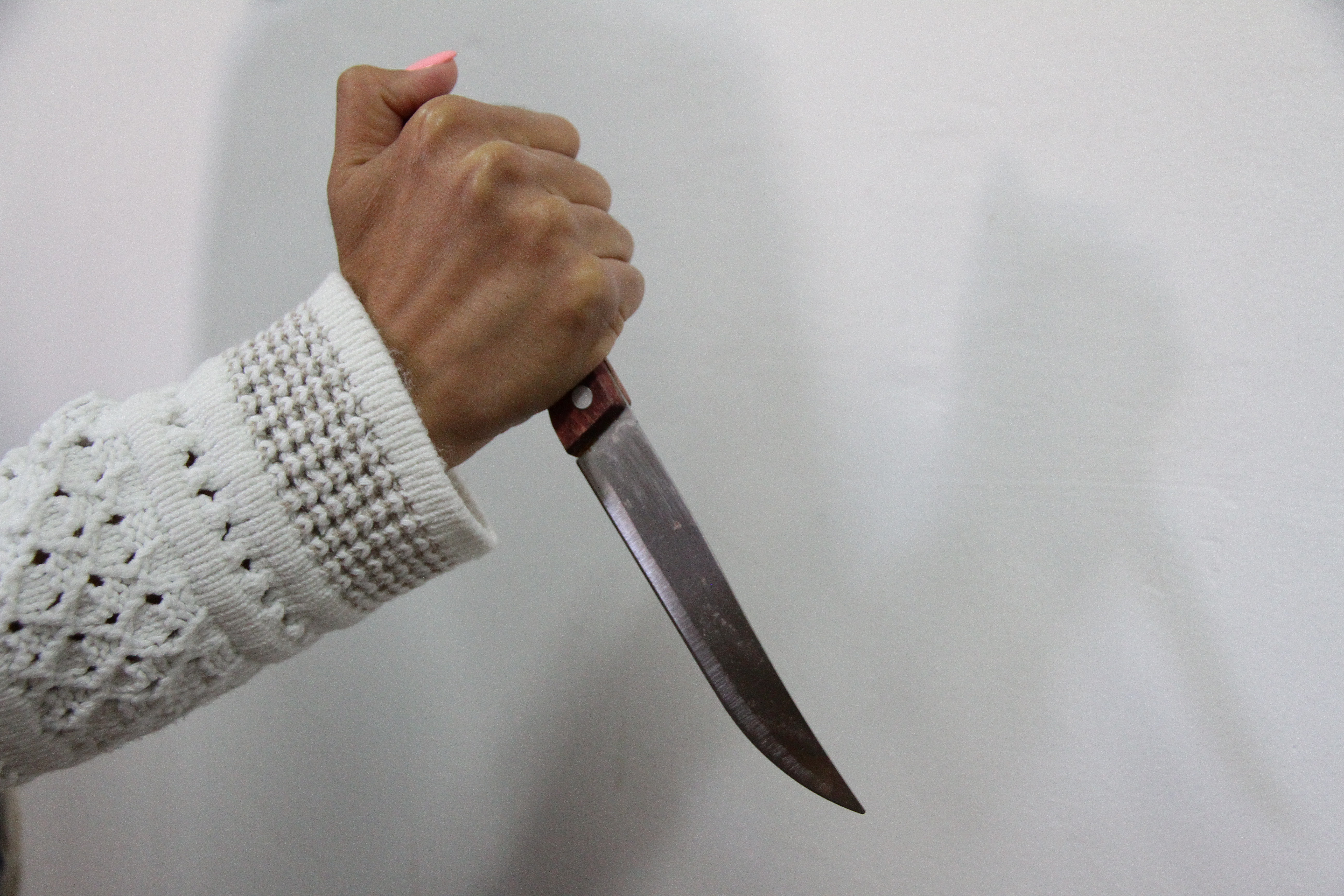 В Атырау жена дебошира ударила ножом полицейского, приехавшего ей помогать