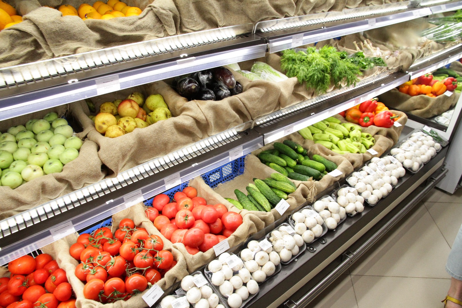 В крупных казахстанских магазинах появятся полки с дешёвыми продуктами