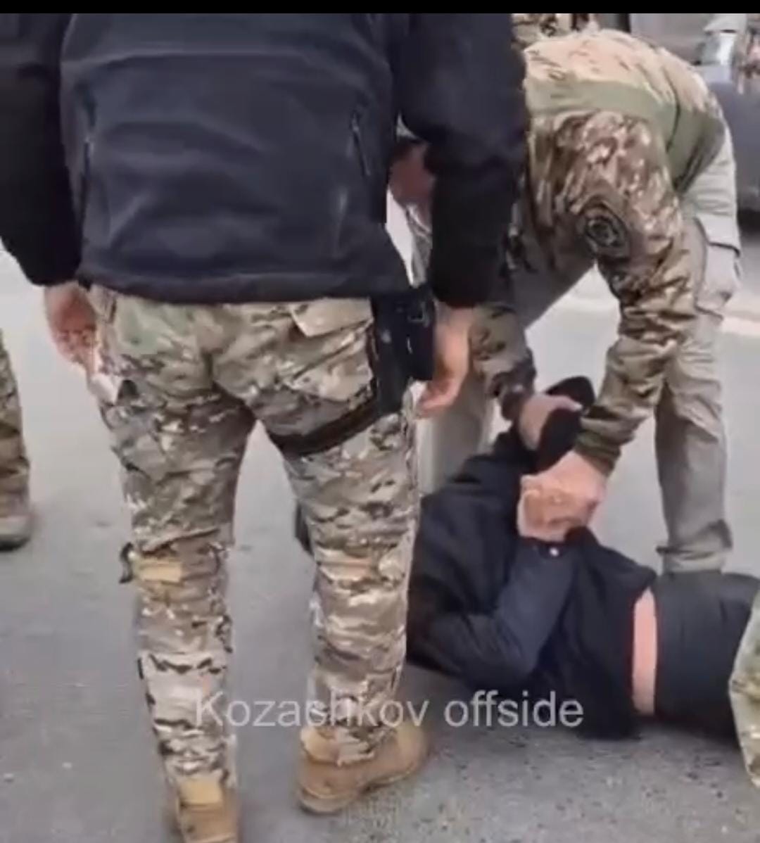 Дорожные войны в стиле UFC в Атырау: в драку вмешались проезжающие мимо бойцы СОБР