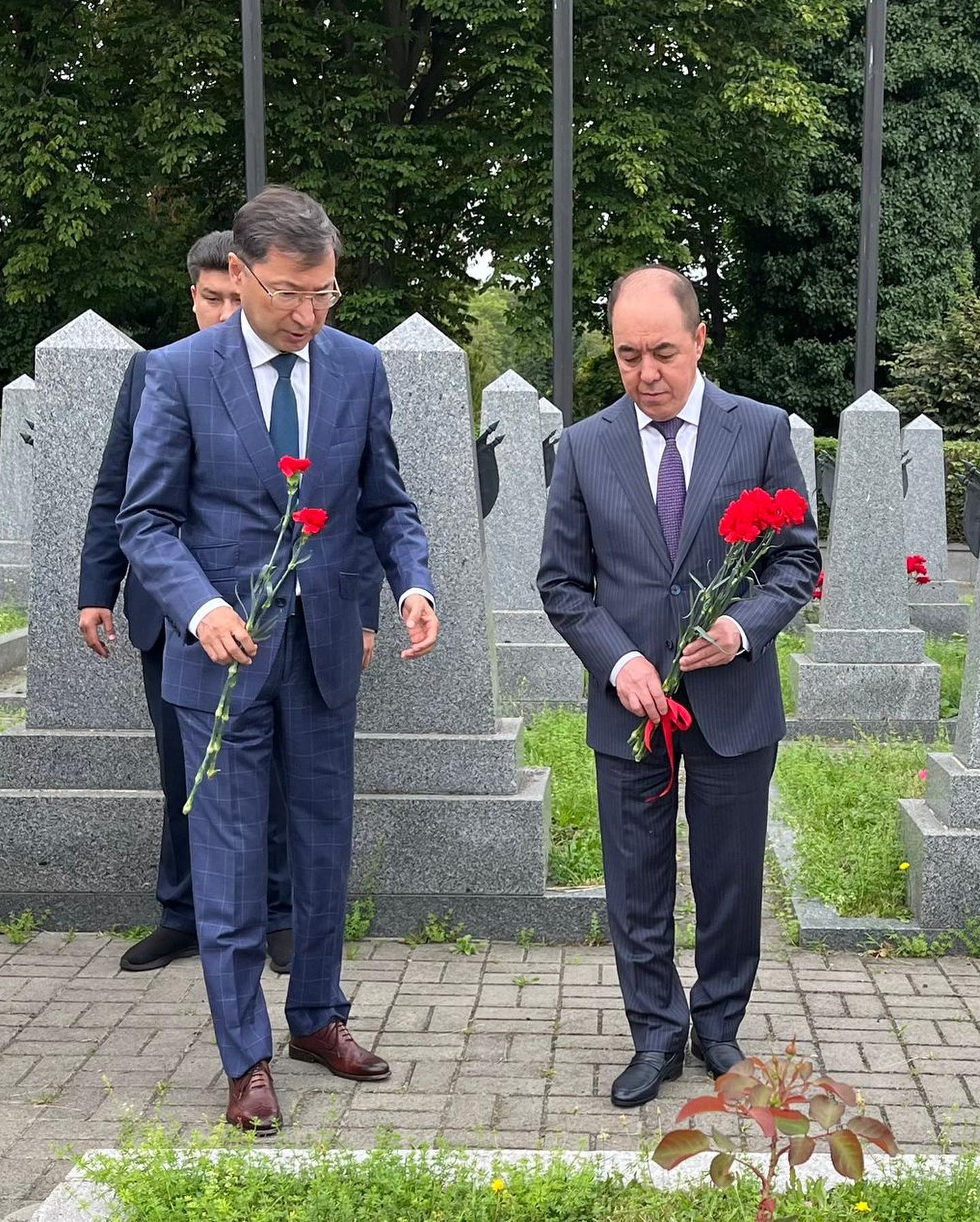 Аким ЗКО посетил могилу Героя Советского Союза Мажита Джунусова в Праге