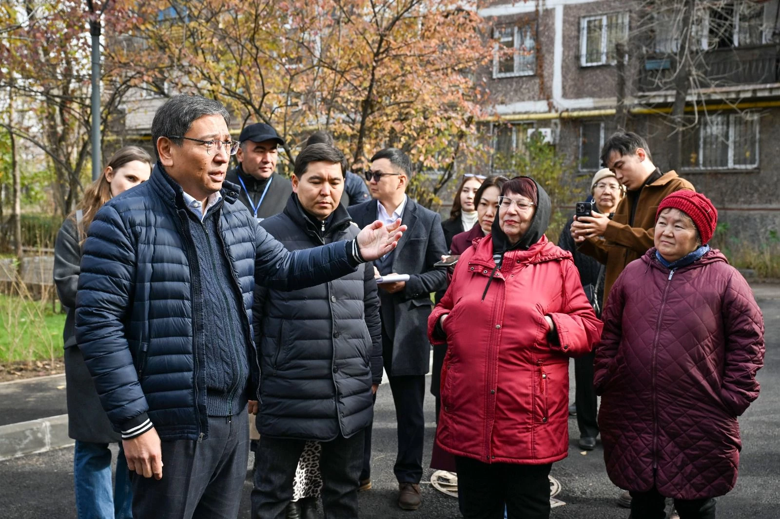 Комфорт и безопасность: аким Алматы преобразил дворы Ауэзовского района