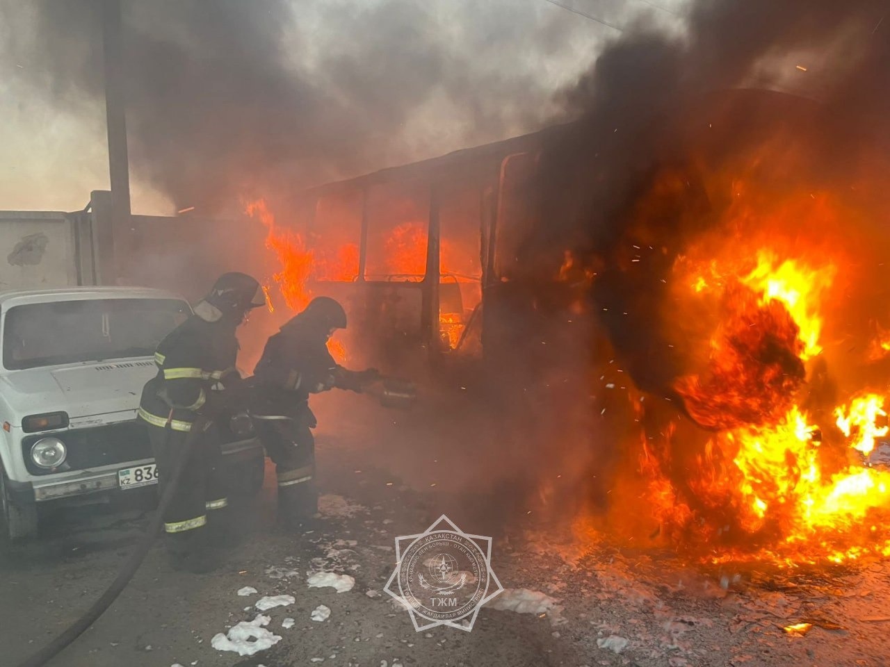 В Уральске загорелся автобус: водитель получил ожоги