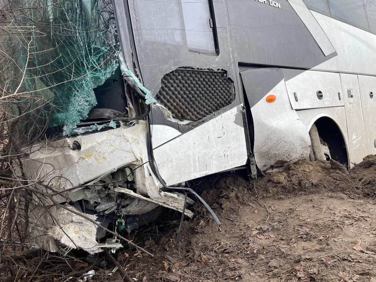 Транзитный автобус из Узбекистана слетел в кювет после ДТП в Уральске