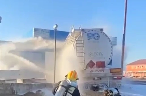 В Атырауской области на АЗС загорелся бензовоз