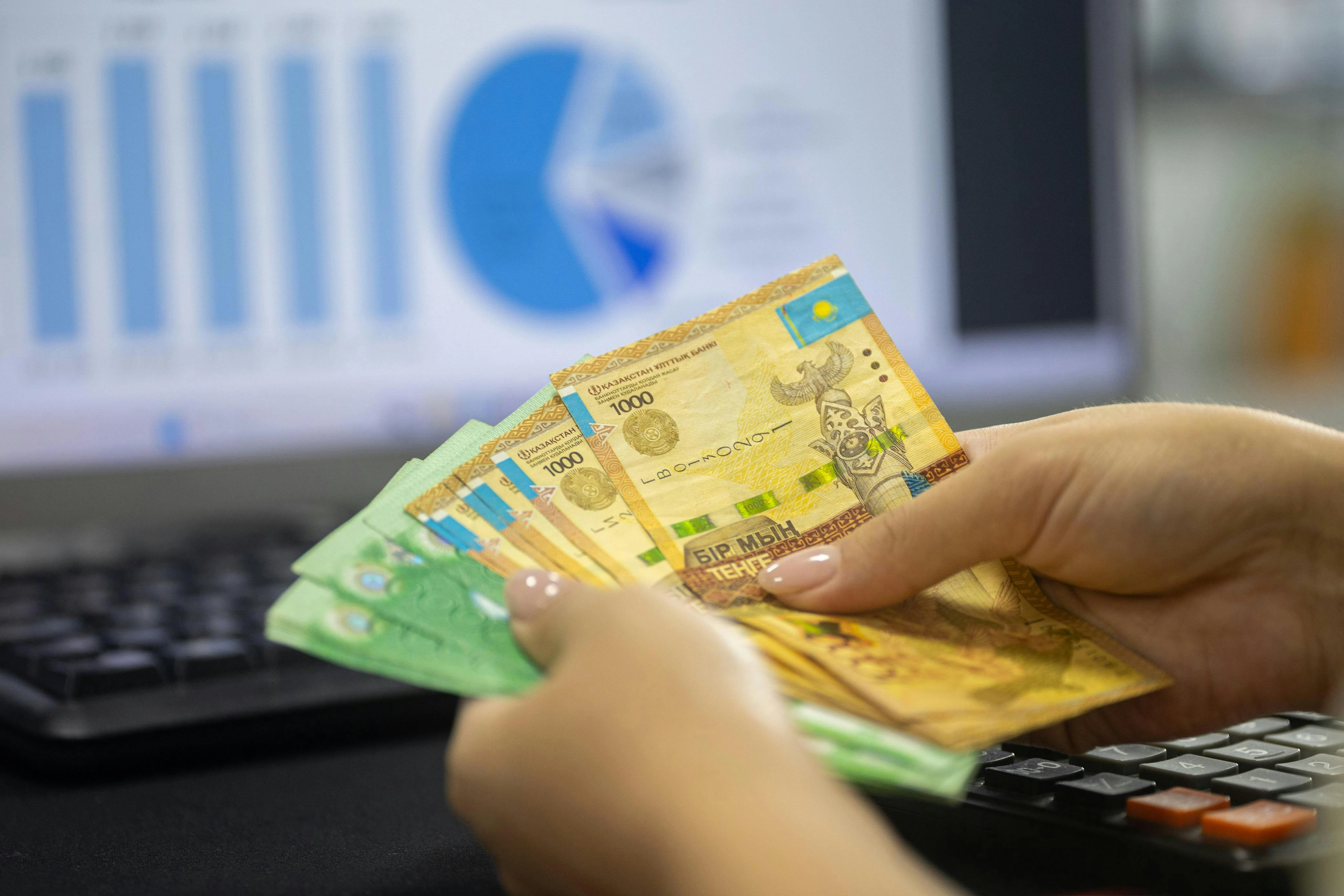Зарплаты 25 тысяч казахстанцев вырастут с сентября