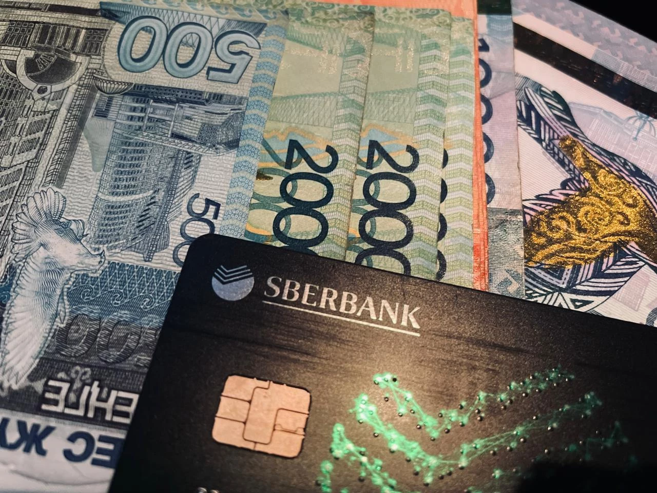 Денежные переводы из России в Казахстан через международные системы постепенно снижается