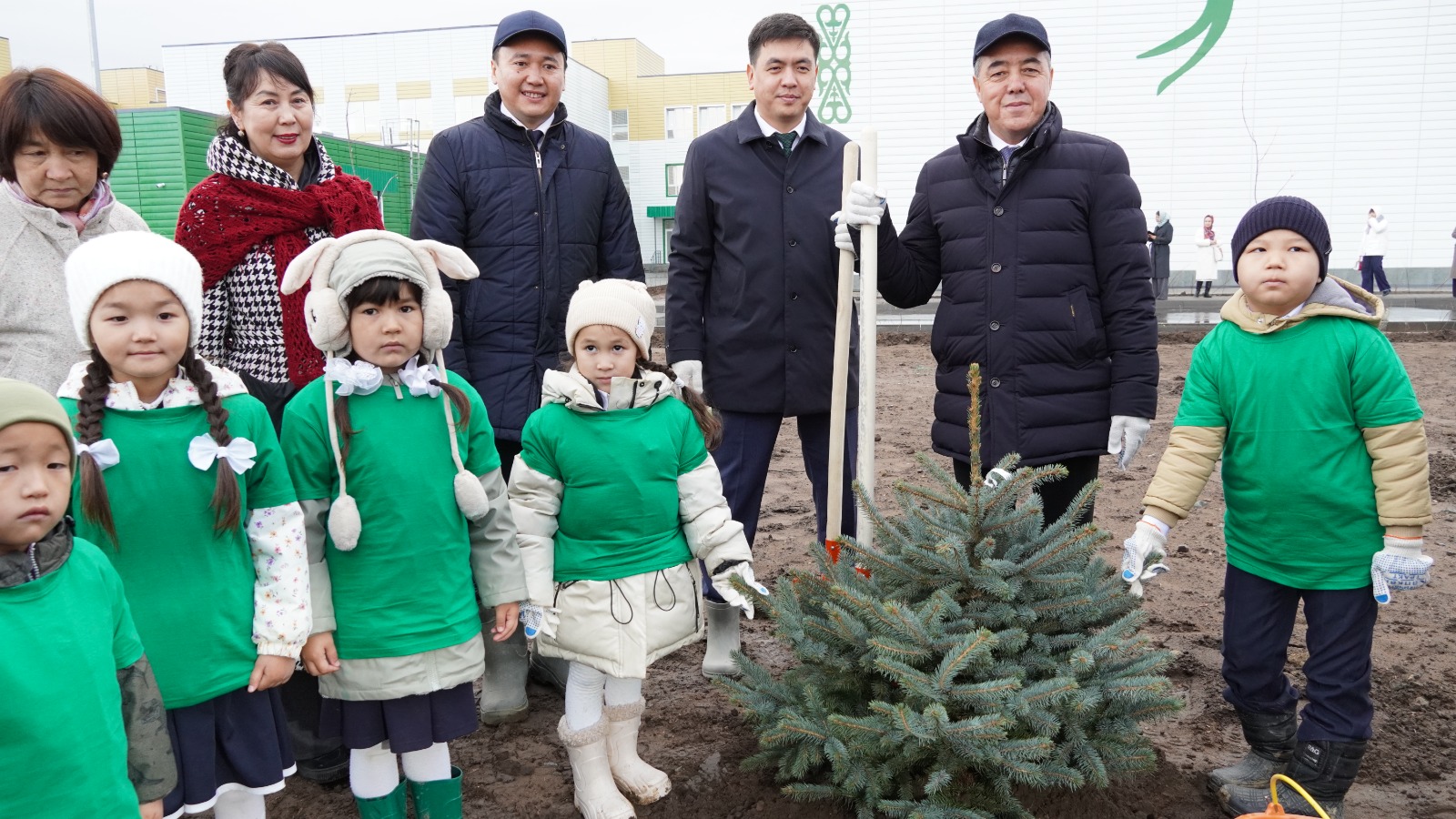 Облыс әкімі жаңа дәстүр бастады: Әр мектептің ашылуында 100 түп ағаш отырғызылады