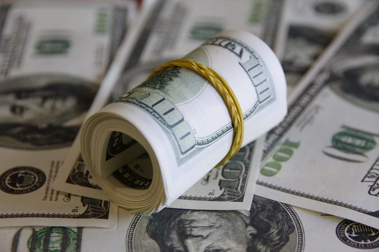 Незадекларированные тысячи долларов изъяли у иностранцев в поезде Волгоград-Ташкент