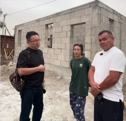 Семье убитого в драке подростка строят новый дом