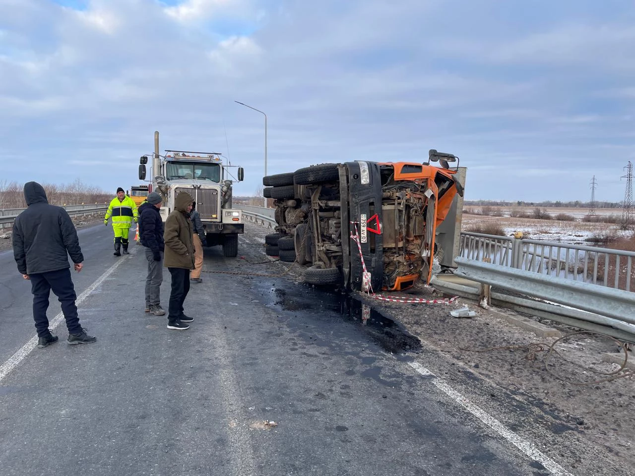 Большегруз упал на бок после столкновения с легковушкой на мосту в Уральске