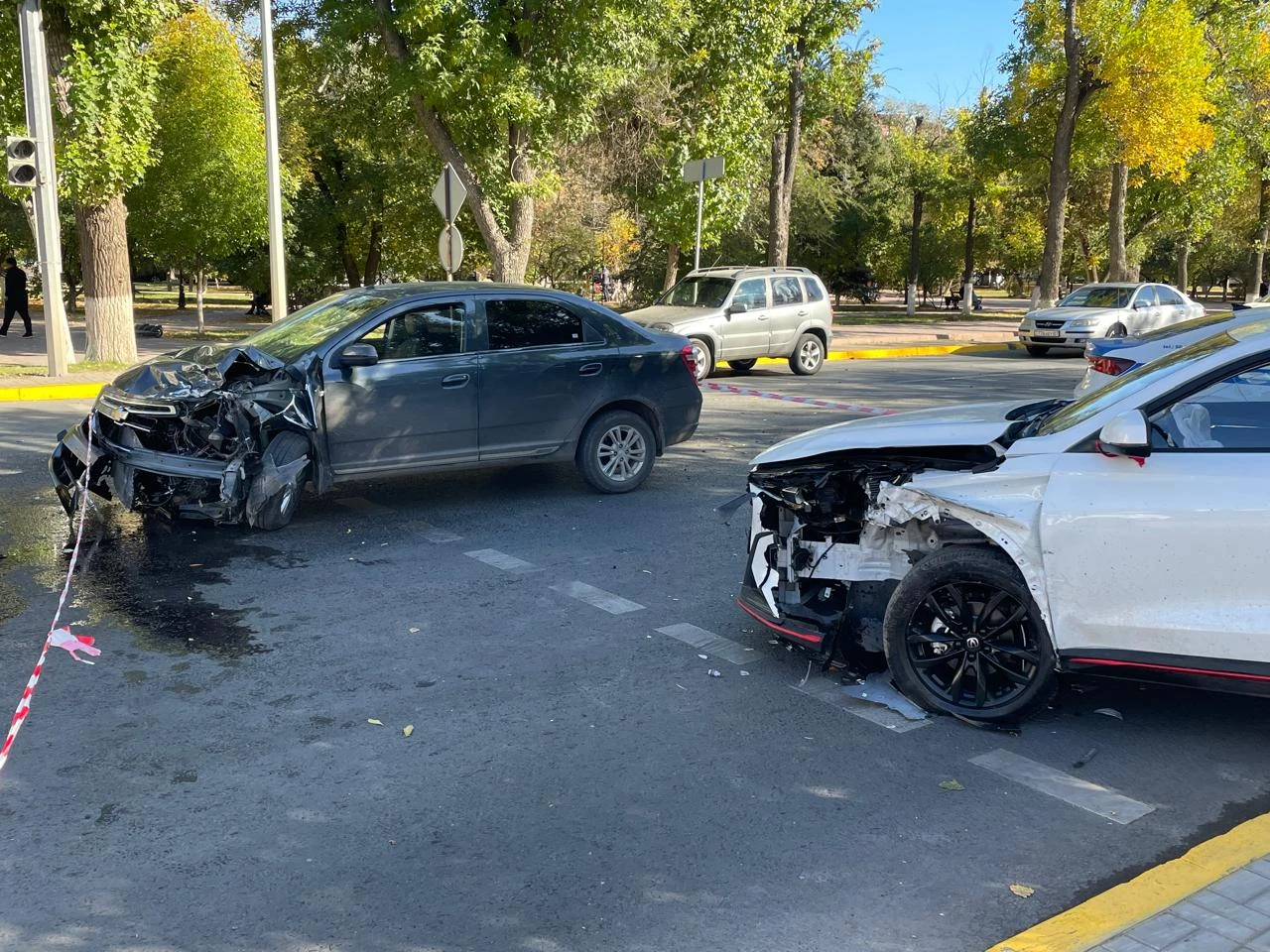 Момент столкновения иномарок в центре Уральска: Changan сбил пешеходов