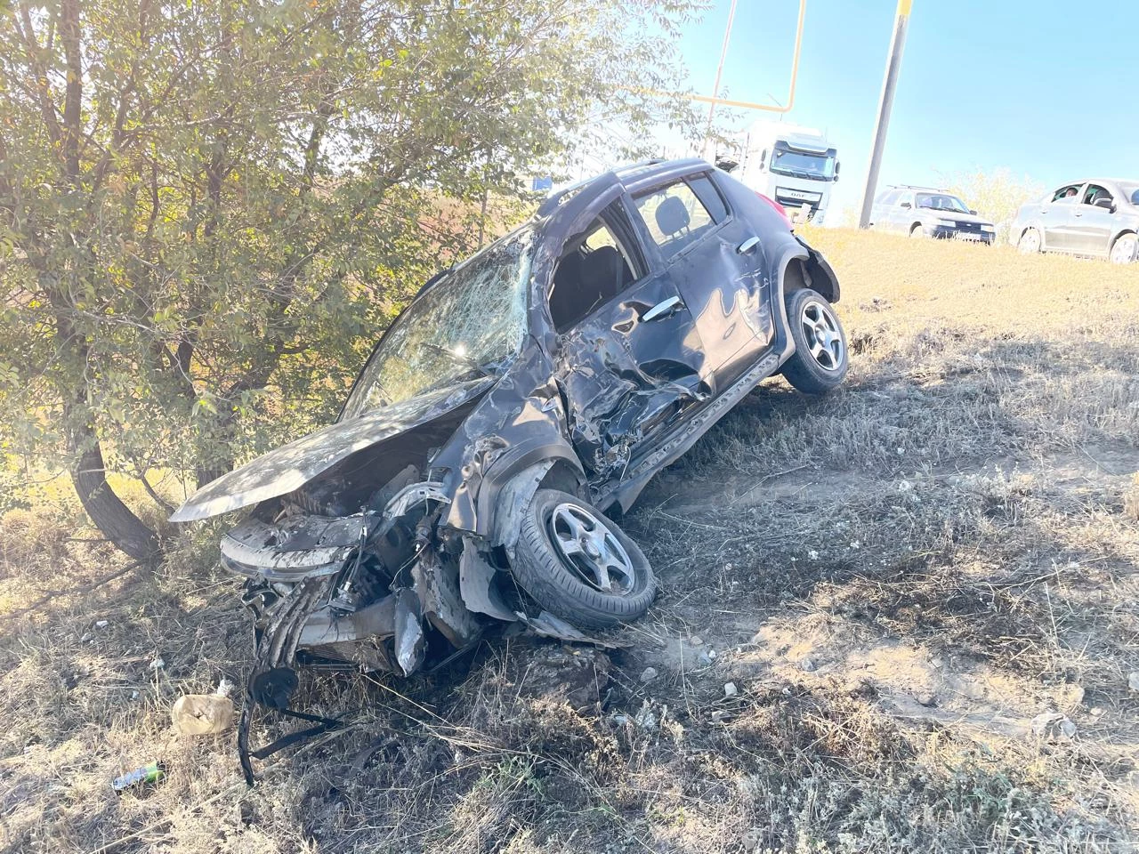 Две легковушки и фура столкнулись на мосту в Уральске