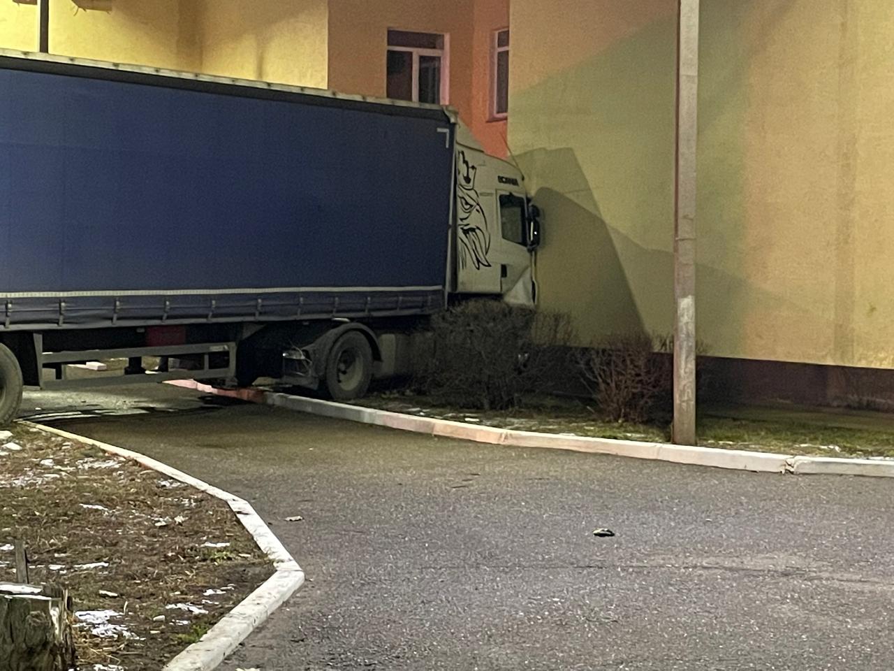 Фура врезалась в школу в центре Уральска