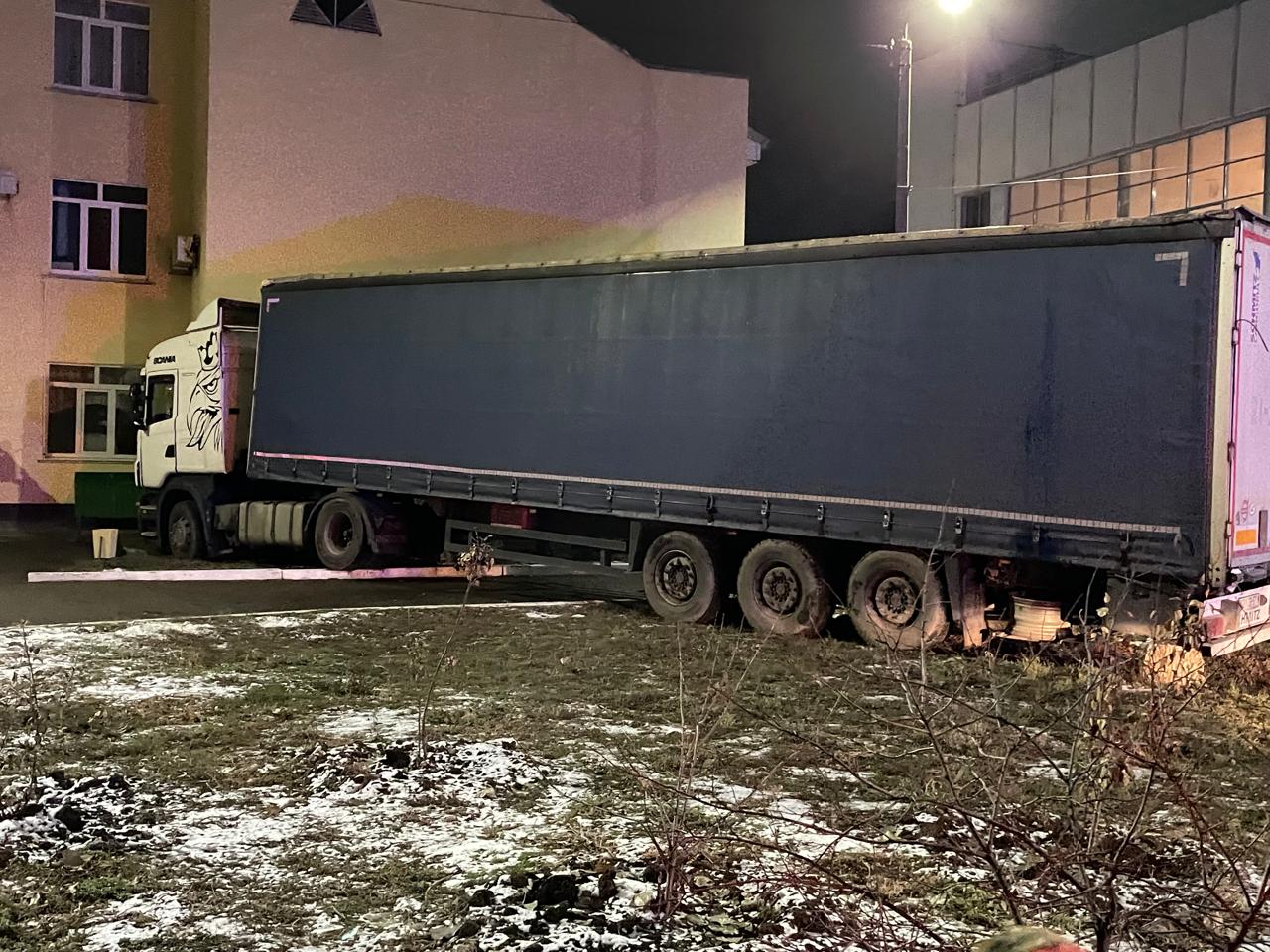 Фура врезалась в школу в центре Уральска: у водителя случился инсульт