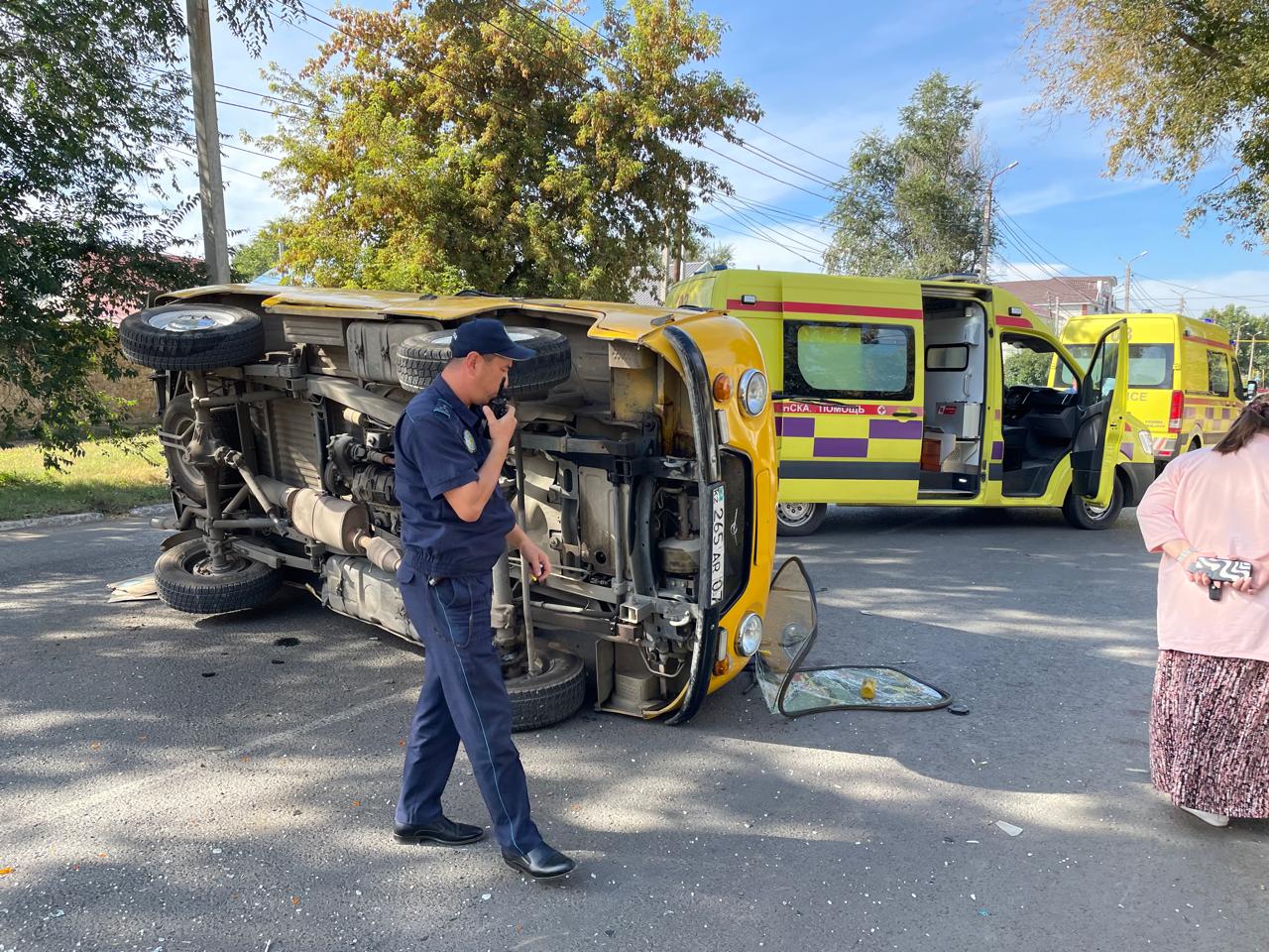 Машина скорой помощи опрокинулась на бок после ДТП в Уральске
