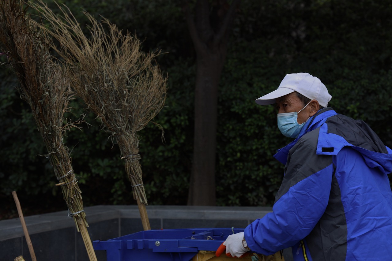 71 житель ЗКО отправился подметать улицы за нарушение закона