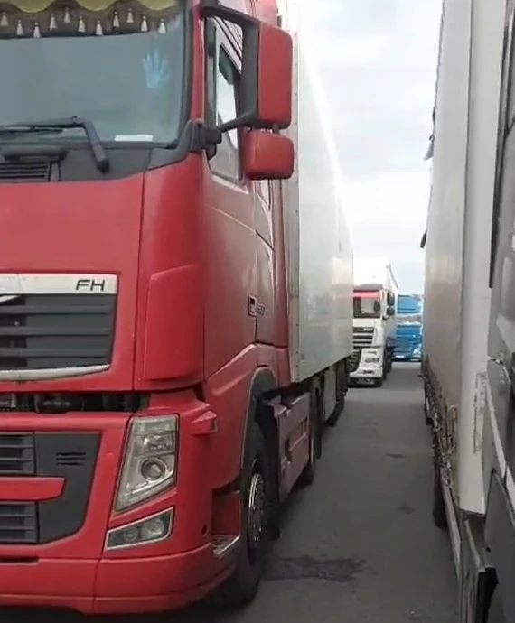 Сотни фур с грузом отправили на проверку в ЗКО: у водителей изъяли документы до понедельника