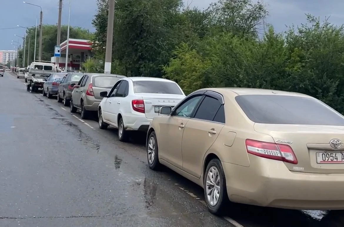 На заправках Уральска снова выстроились очереди за автогазом
