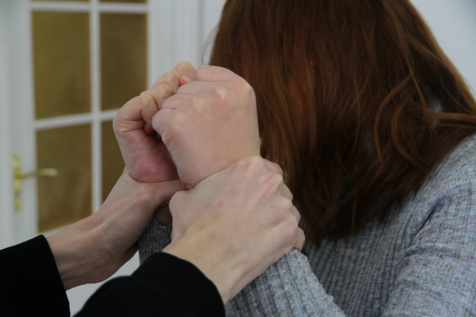 Житель Уральска избил соседку за громкую музыку