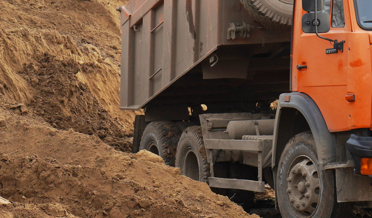 Жители ЗКО перекрыли путь КамАЗам, незаконно добывавшим ПГС - общественник