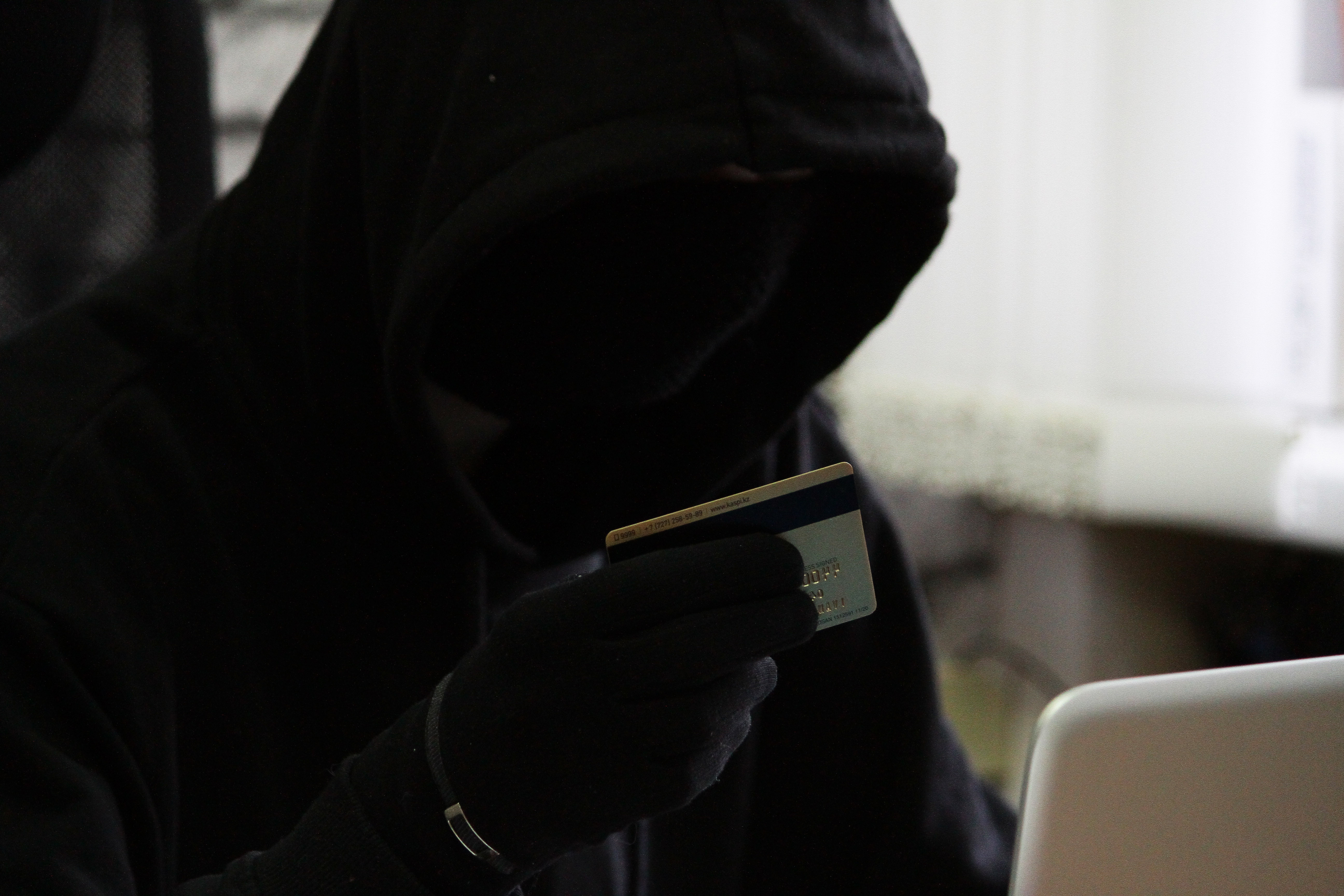 Снимать деньги с чужих карт запретили в Казахстане