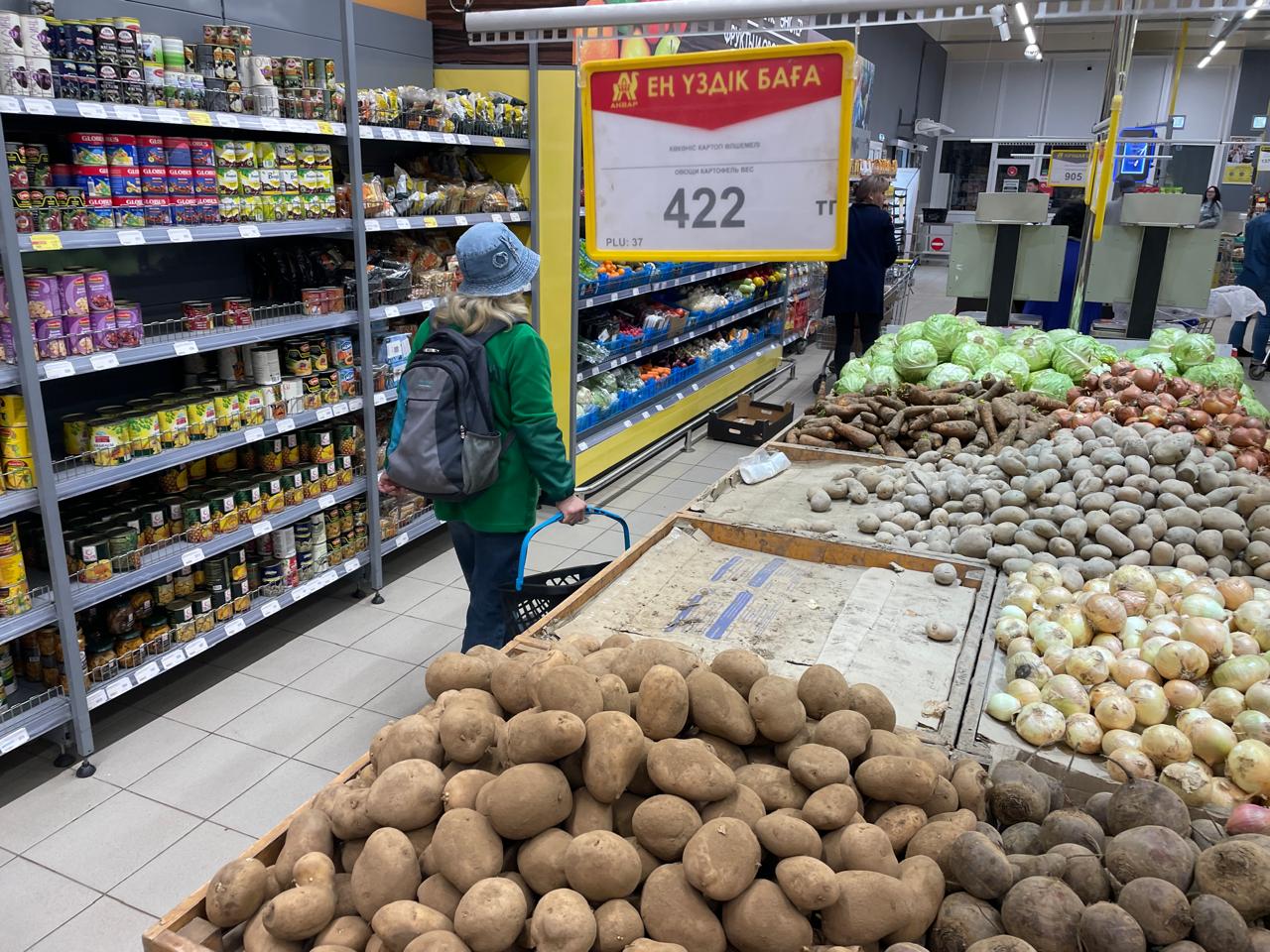 Привозной по 400 тенге за кило, местный по 165: где купить дешевый картофель в Уральске