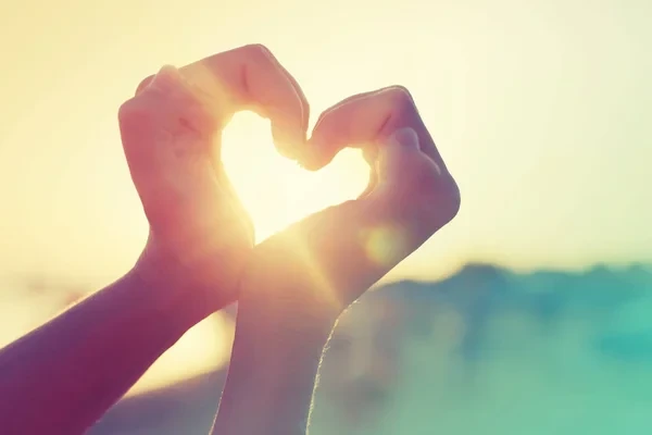 К концу недели пять знаков Зодиака встретят любовь «как в кино»