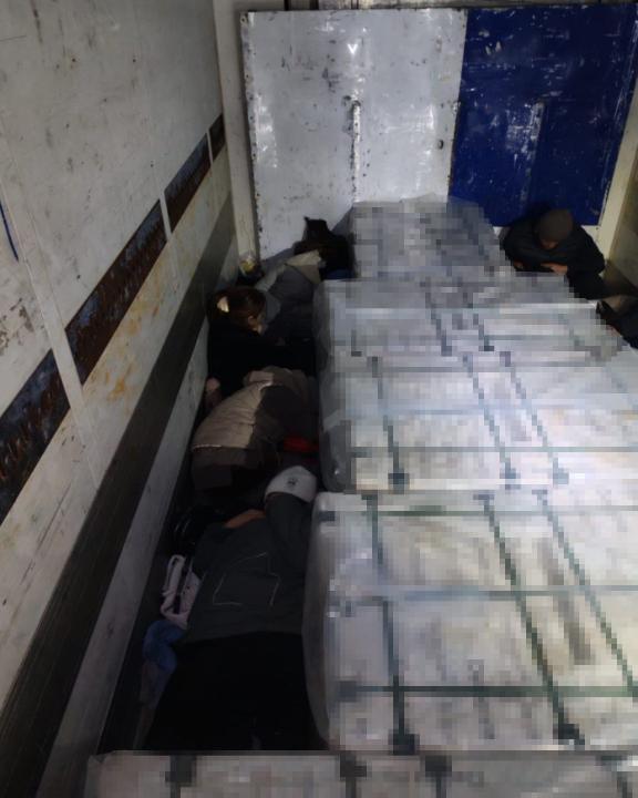 В Актюбинской области задержали 10 мигрантов, скрывавшихся в грузовике