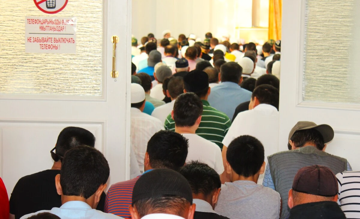 Автобус салоны мен жол жанында намаз оқу дұрыс па? БҚО наиб имамының жауабы