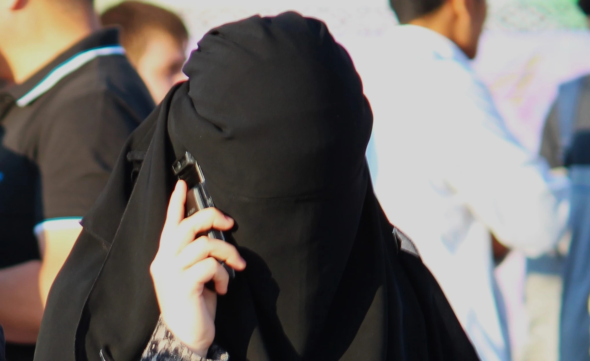 Под запретом маски и никабы: полиция разъяснила правила ношения религиозной одежды и закрытия лица