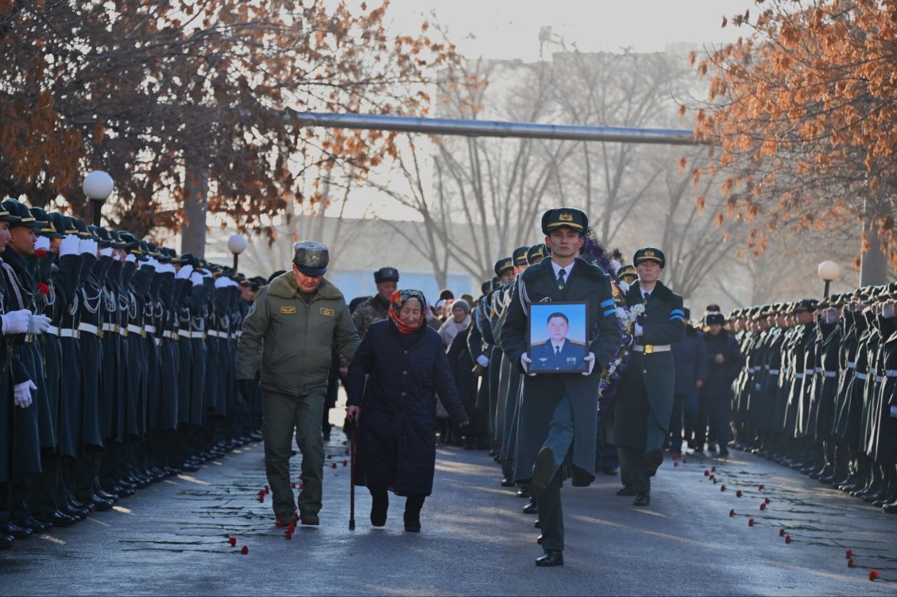 Крушение вертолета в Актобе: погибшего офицера проводили в последний путь