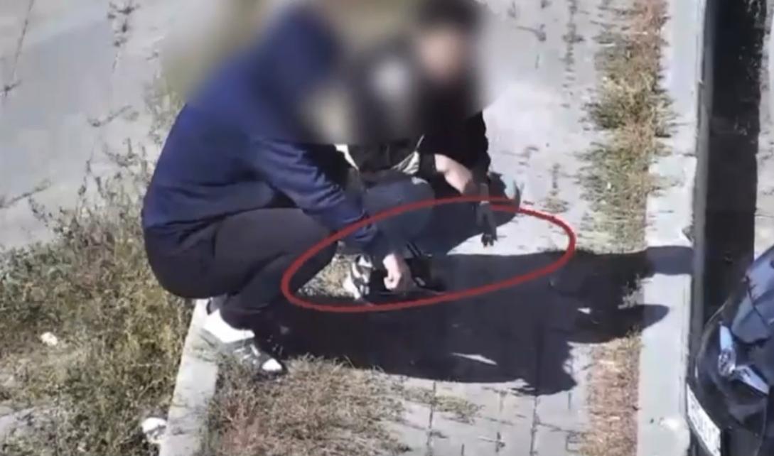 Плевки и окурки: полицейские Актобе штрафуют нарушителей