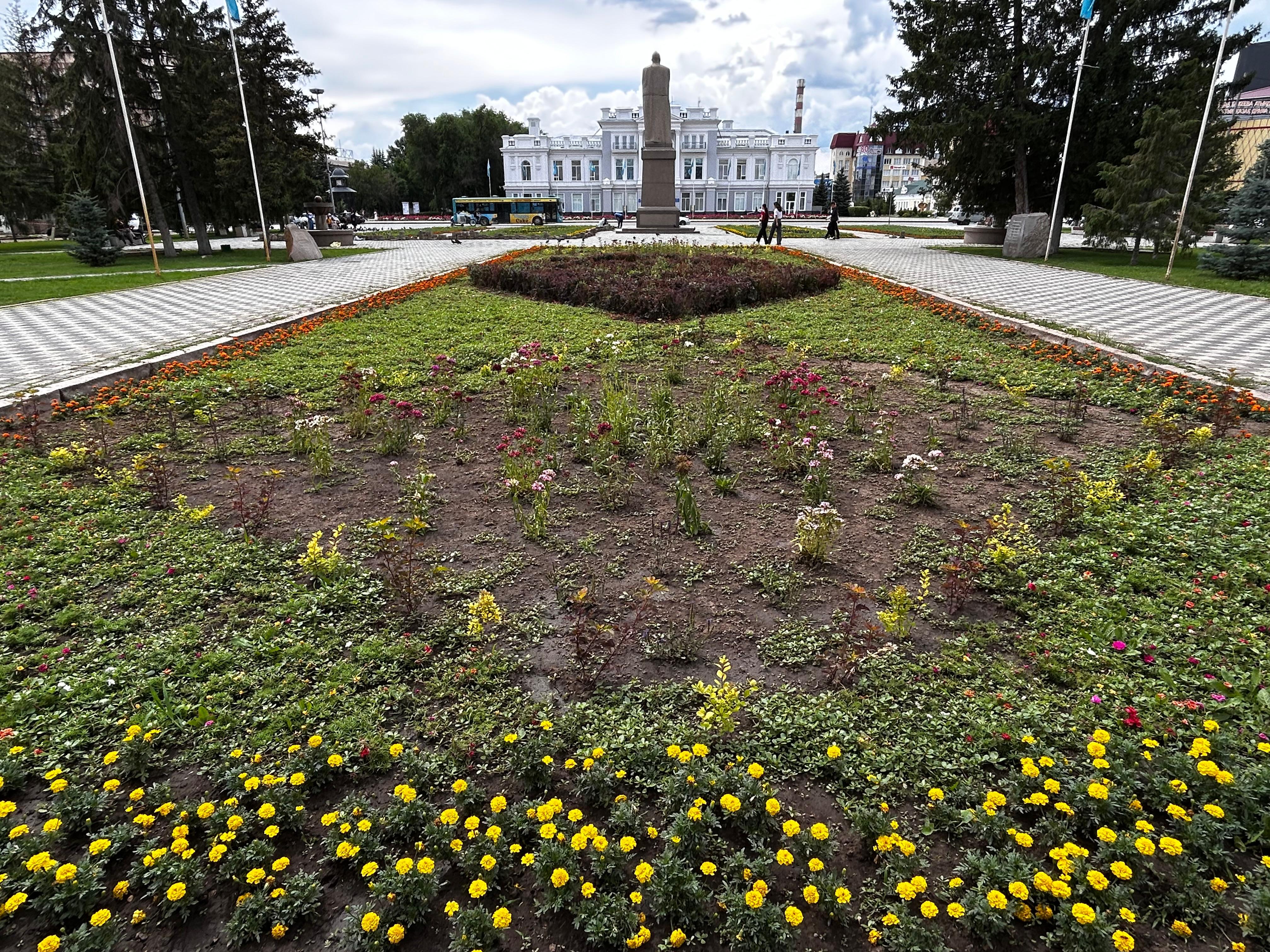 В миллиард тенге обойдется посадка и уход за деревьями и цветами в Уральске в 2025-2026 годах