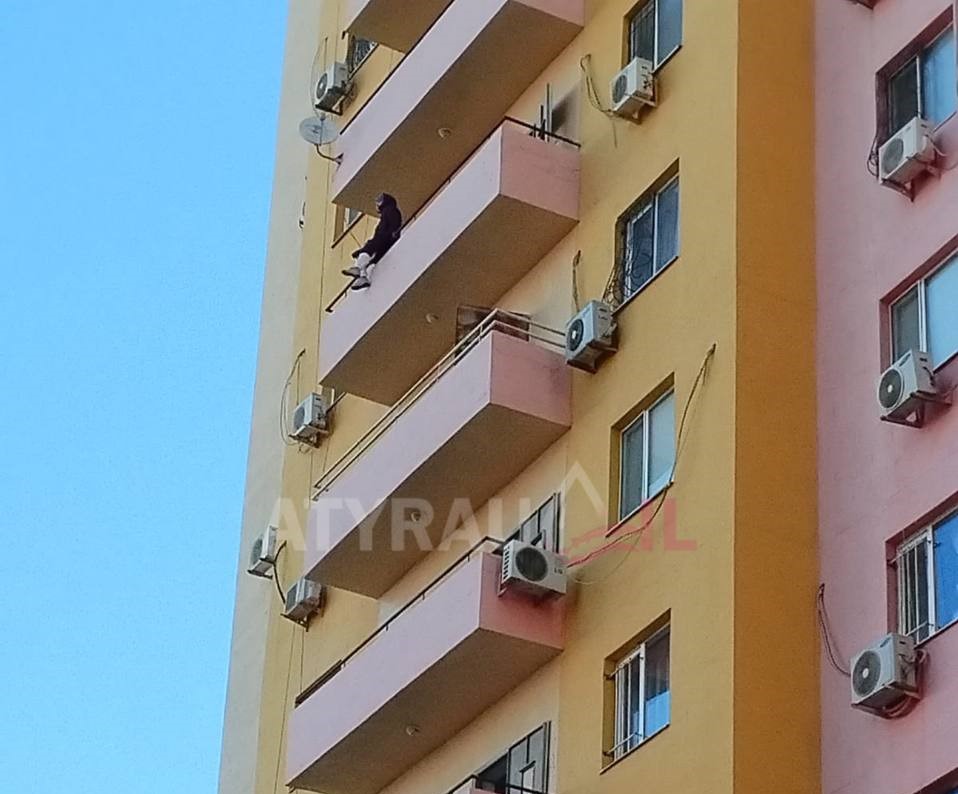 Долго сидела не перилах: женщина выпала из окна 8 этажа в Атырау