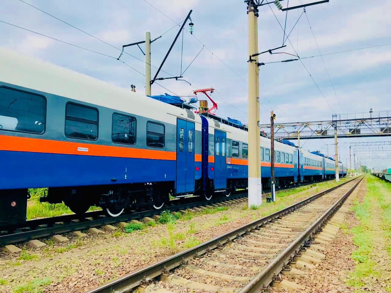 «Опоздала на поезд»: суд смягчил наказание казахстанке, бросившей камень в кабину машиниста