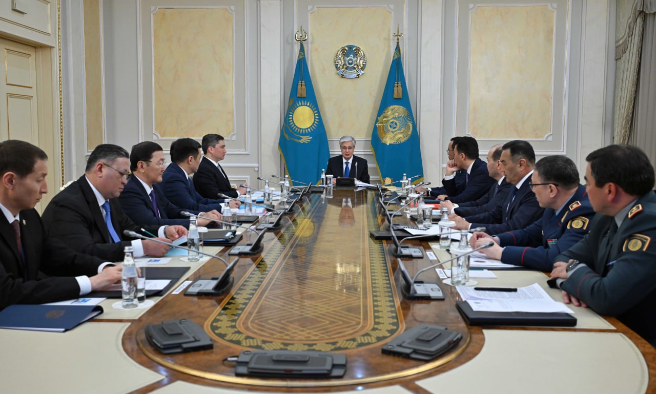 Министр транспорта РК получил выговор от Токаева за хаос на границе